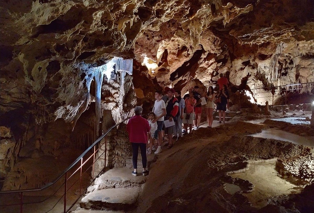 Un grup de visitants a les coves de Benifallet, en una imatge d'arxiu.