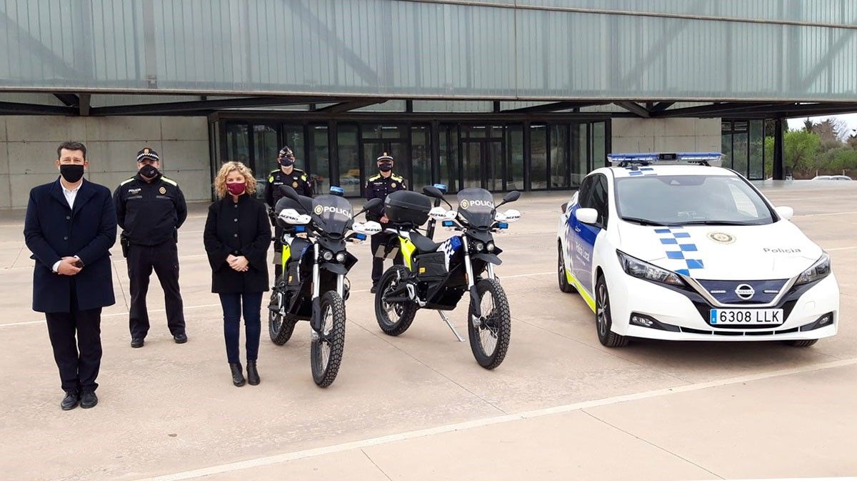 Roigé i Saporta, amb agents de la policia local i els nous vehicles elèctrics adquirits.