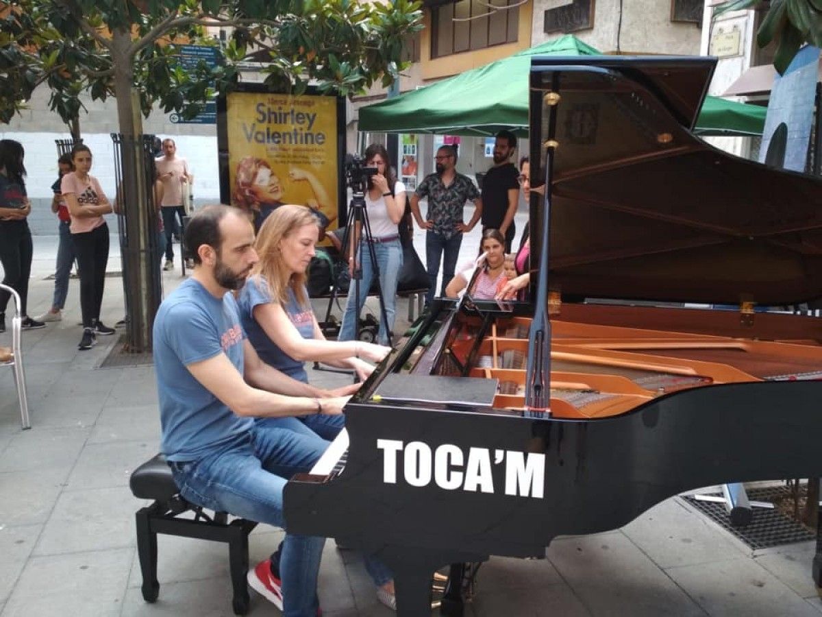 Imatge d'una de les edicions del festival de piano Toca'm a la Plaça de l'Àngel de Tortosa 