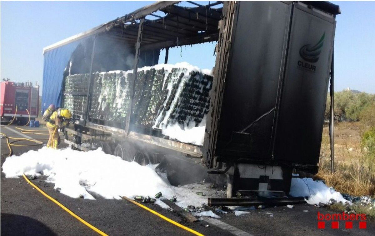 Camió incendiat aquest matí a l'AP-7 a l'alçada d'Ulldecona.