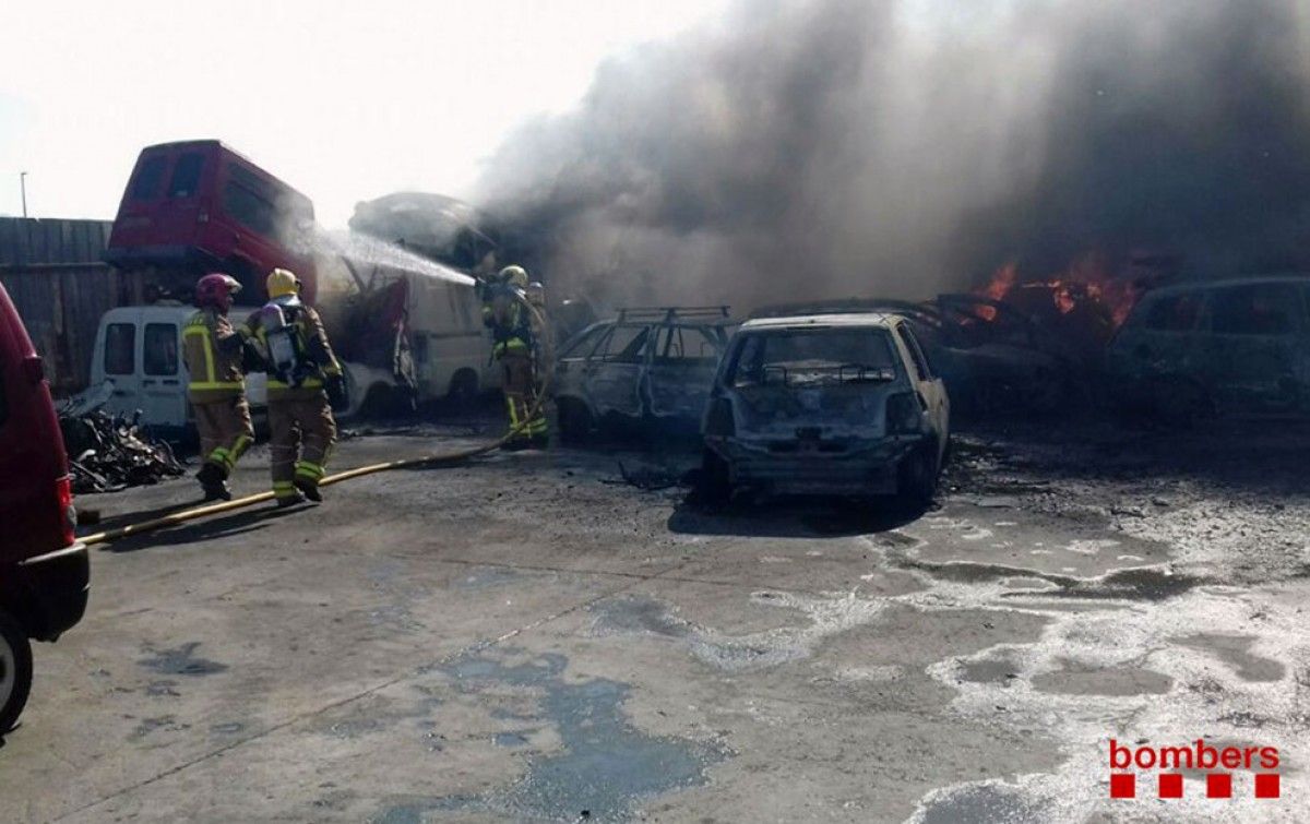 Una pila de vehicles cremant en un ferroveller al Camí Vell de Garcia.