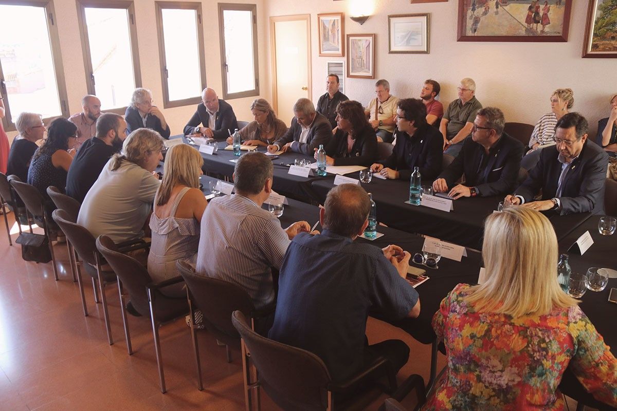 Reunió a Flix entre la consellera Jordà, i els delegats del Govern a l'Ebre i a Lleida, amb alcaldes de municips afectats per l'incendi de la Ribera d'Ebre.