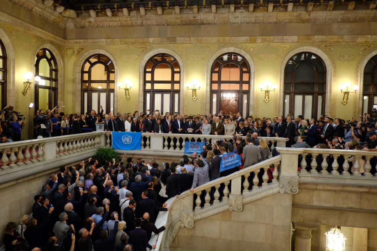 Carles Puigdemont, davant dels alcaldes, a l'escalinata del Parlament