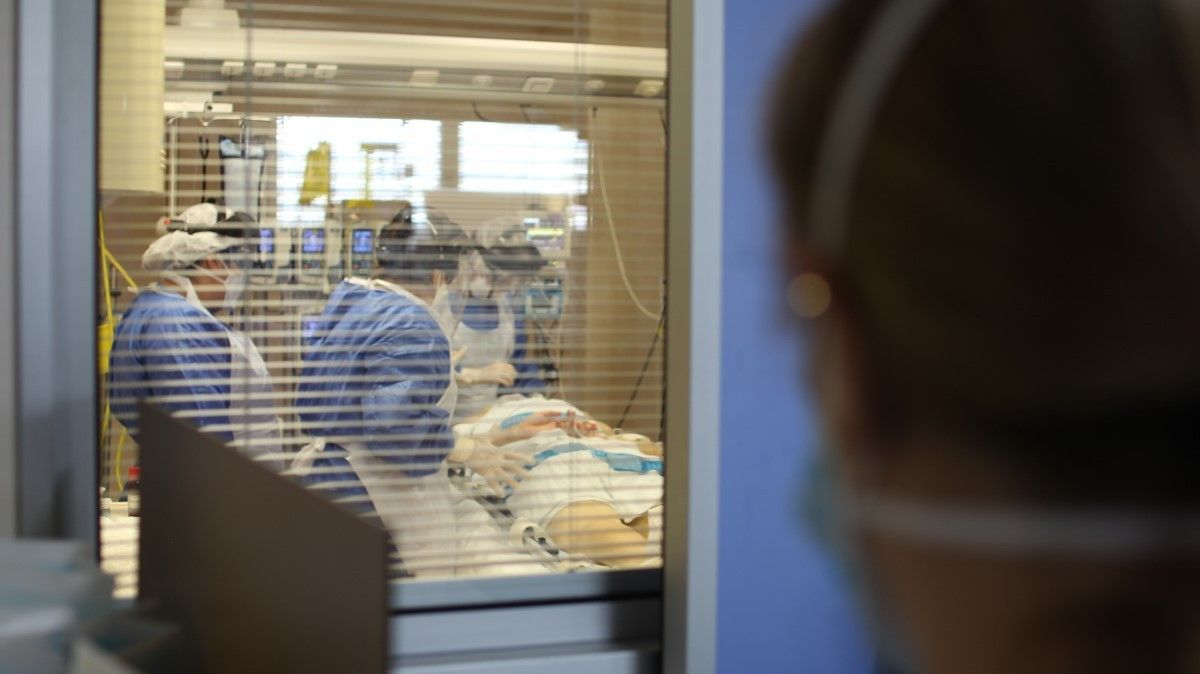 Sanitàries atenent un pacient a l'Hospital Verge de la Cinta de Tortosa