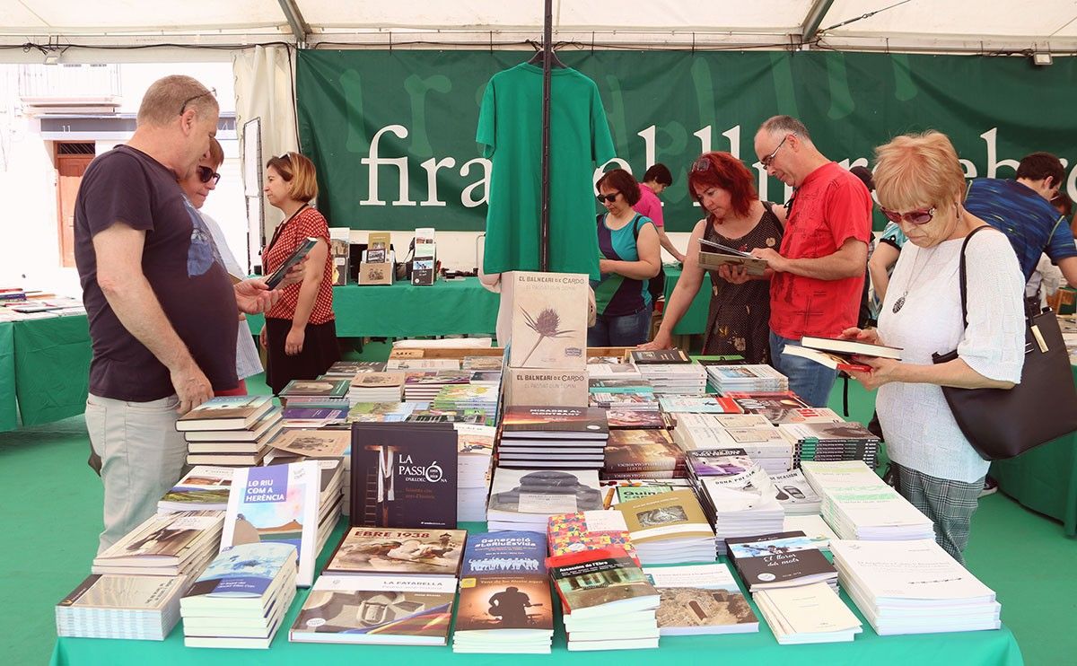 Assistents a la Fira del llibre Ebrenc i del Litterarum a Móra d'Ebre en l'edició del 2019.