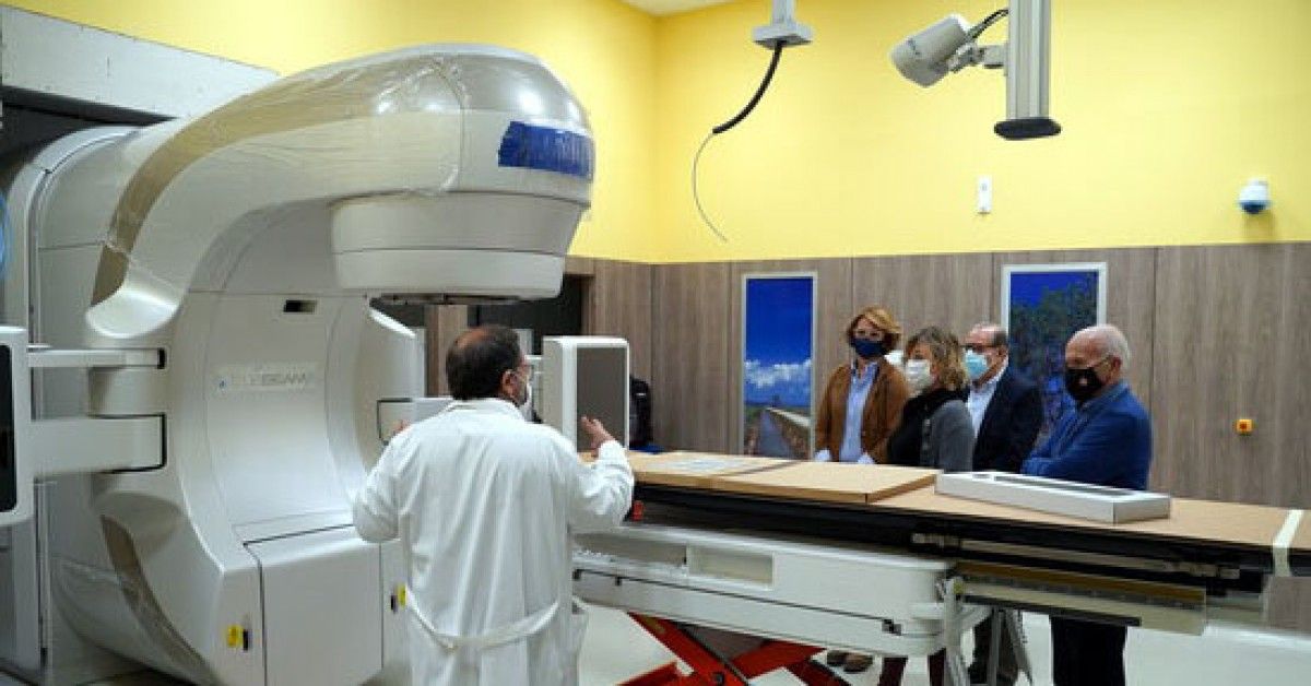 Pla general de la visita dels representants de Salut, l'Ajuntament de Tortosa i la Lliga contra el Càncer, als treballs d'instal·lació del nou accelerador lineal de tractament oncològic de l'Hospital de Jesús. 