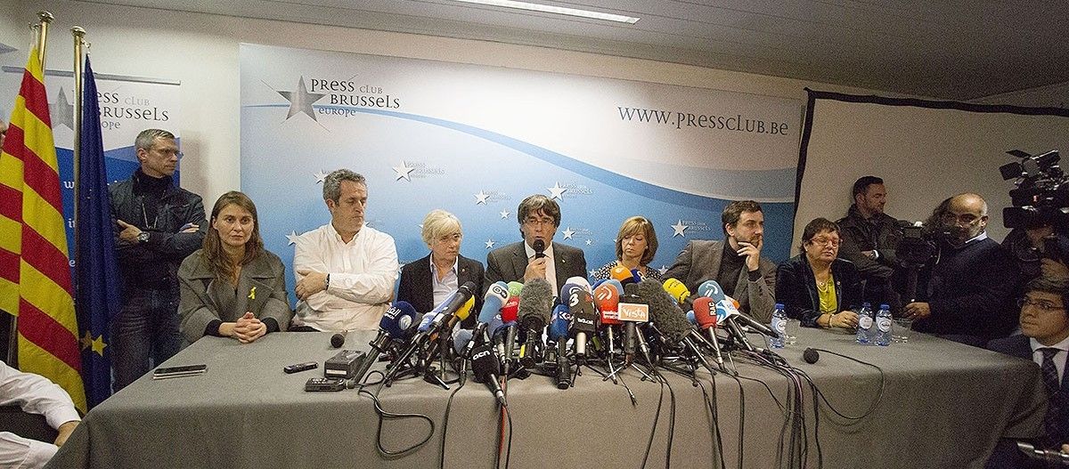 Meritxell Serret, Joaquim Forn, Clara Ponsatí, Carles Puigdemont, Meritxell Borràs, Toni Comín i Dolors Bassa durant la roda de premsa a Brussel·les 