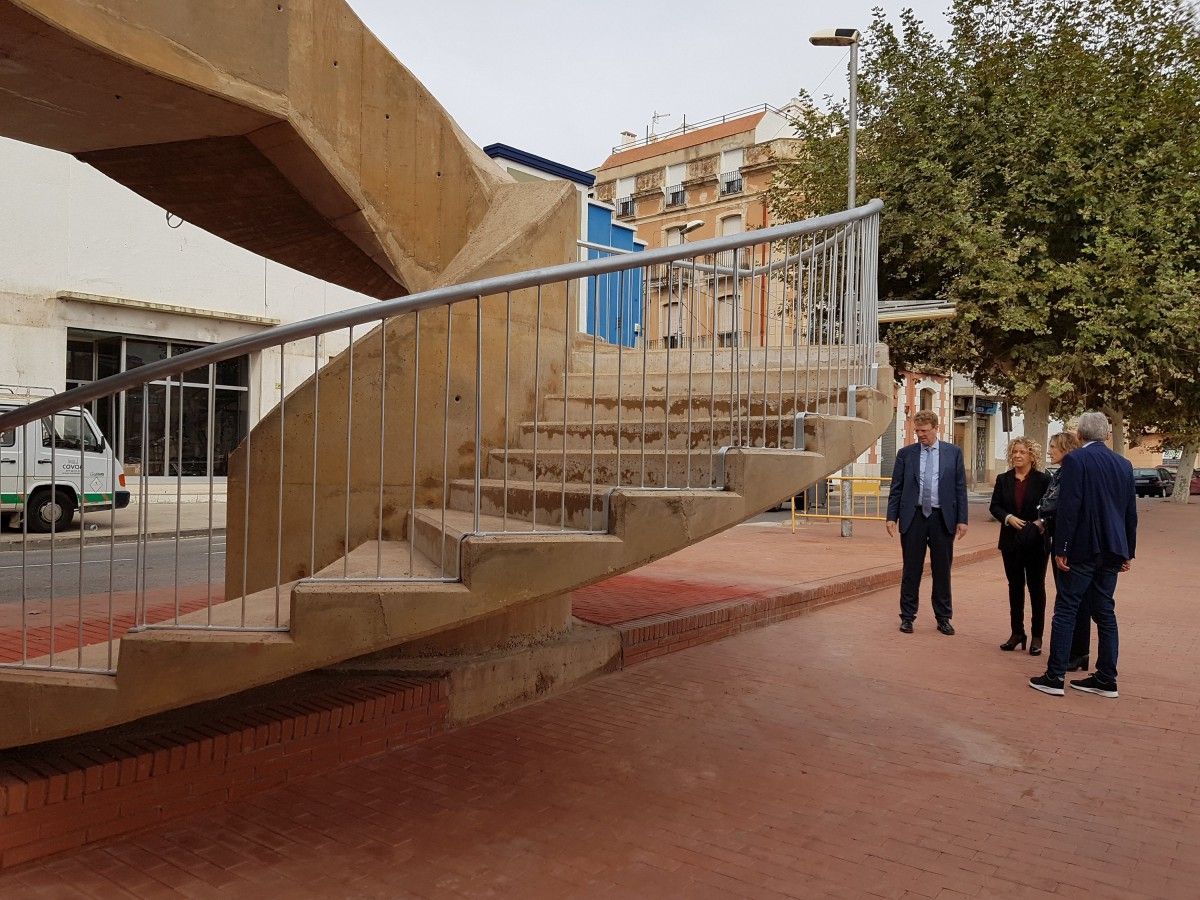 L'alcalde de Tortosa Ferran Bel i els regidors Meritxell Roigé i Josep Felip Monclús a les escales d'accés al pont de l'Estat