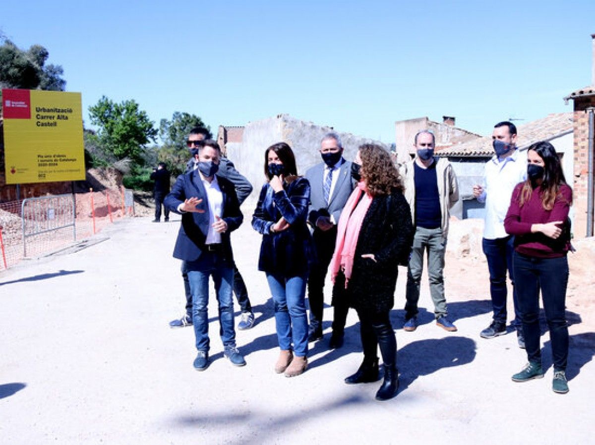 Pla general de la consellera de Presidència, Meritxell Budó, acompanyada de l'alcalde i regidors del govern municipal d'Ascó en la visita a les obres que el PUOSC finança al carrer Alta Castell. 