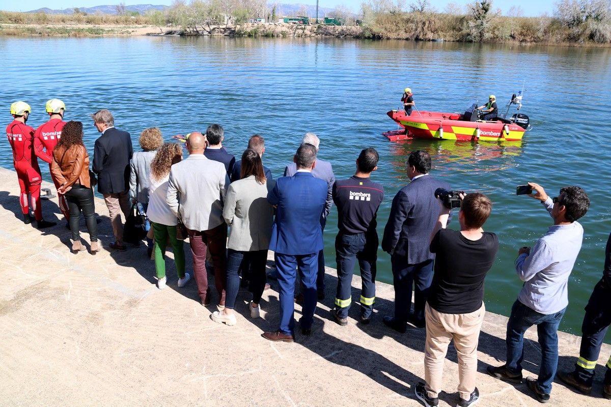 Demostració de rescat aquàtic dels Bombers de les Terres de l'Ebre, davant de les autoritats, al port esportiu d'Amposta  