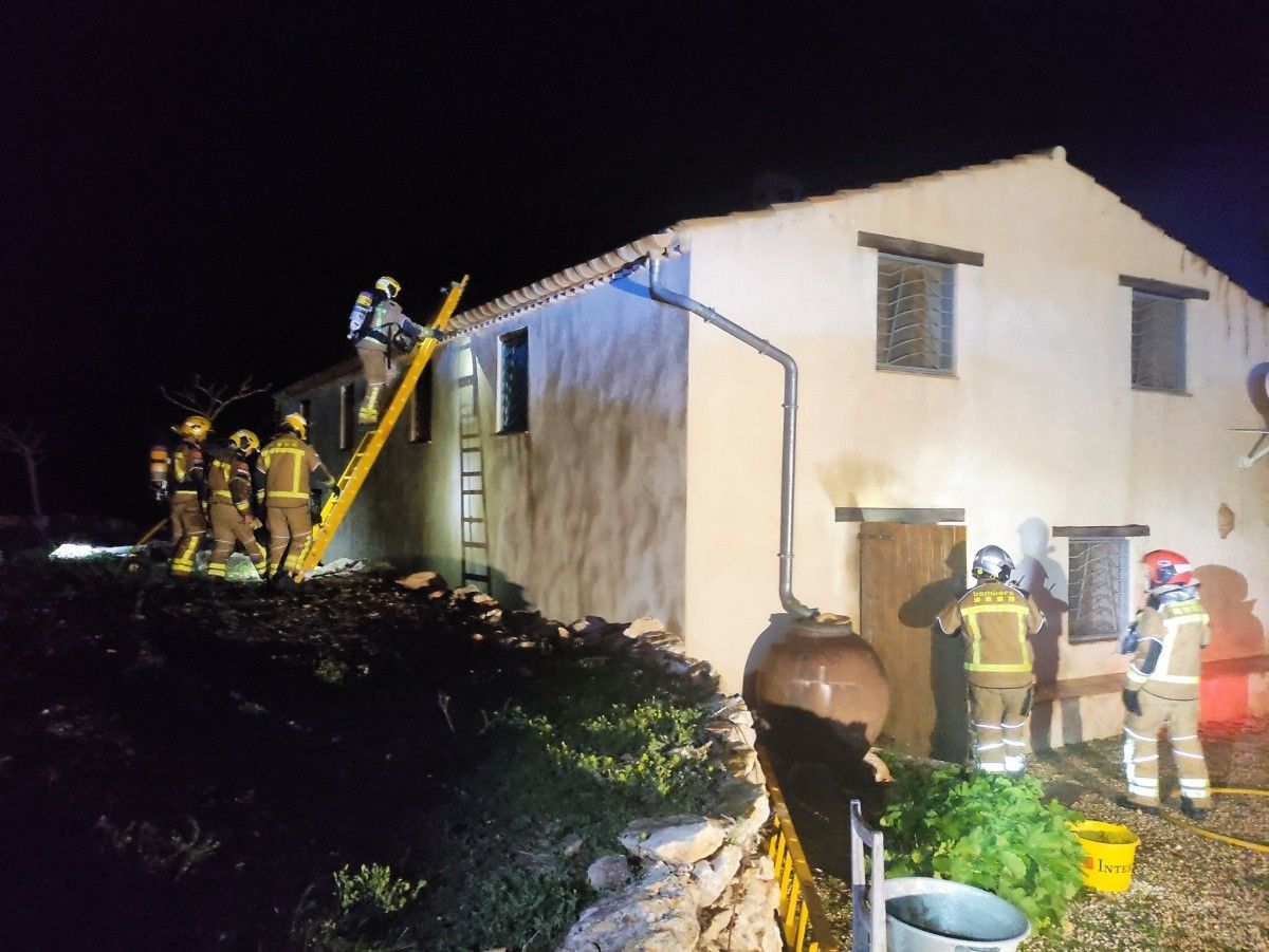 Els Bombers treballant en l'incendi de la masia a Rasquera, aquesta matinada.