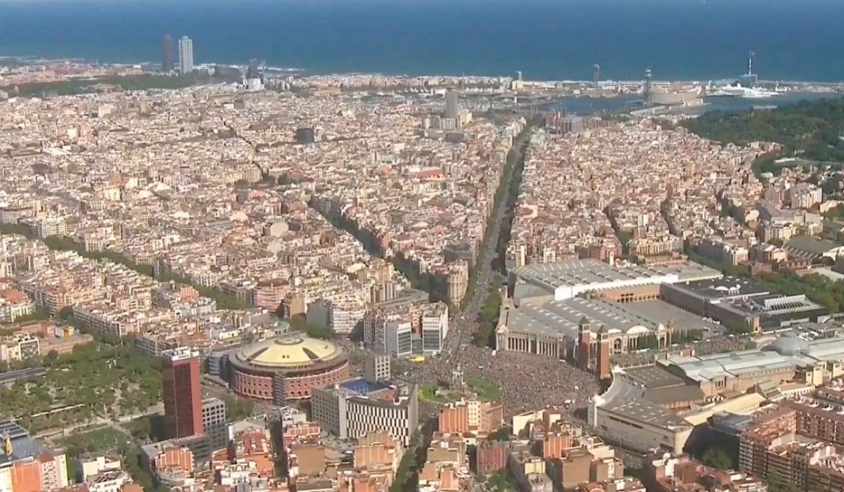 Imatge aèria de la multitudinària manifestació independentista de Barcelona