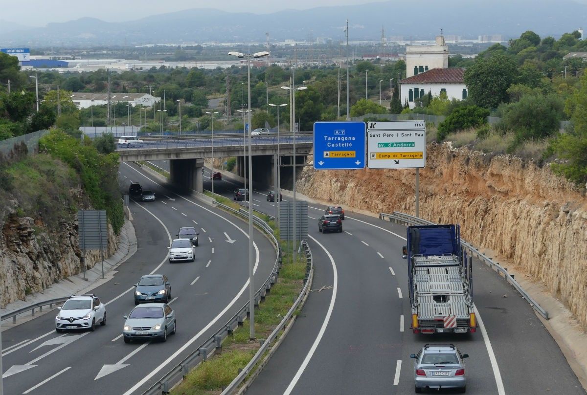 Vehicles circulant per l'A7, al seu pas per Tarragona. 