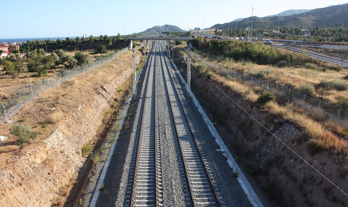 Cara al sud de la xarxa ferroviària del corredor del mediterrani al seu pas per Vandellòs-Hospitalet de L'Infant.
