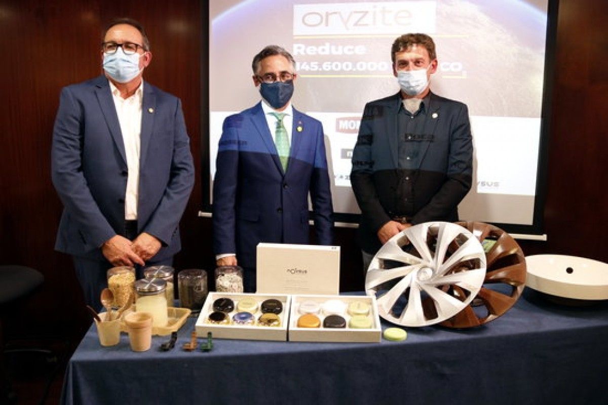 El president de la Cambra Arrossera del Montsià, Marcel Matamoros; el conseller d'Empresa, Ramon Tremosa, i el CEO d'Oryzite, Iban Ganduxé, en la presentació d'Oryzite.