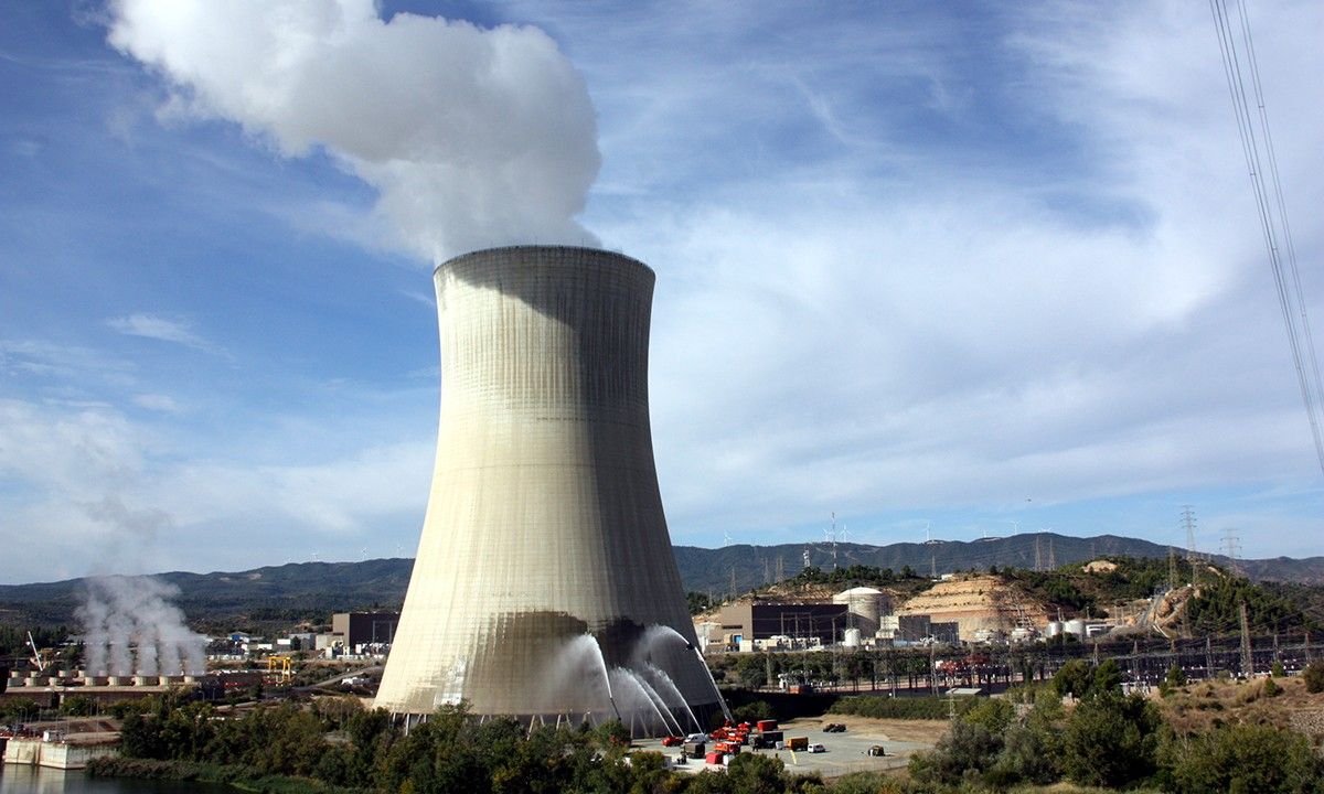 Pla general de la central nuclear d'Ascó amb el grup d'emergències fent maniobres al peu de la torre de refrigeració.