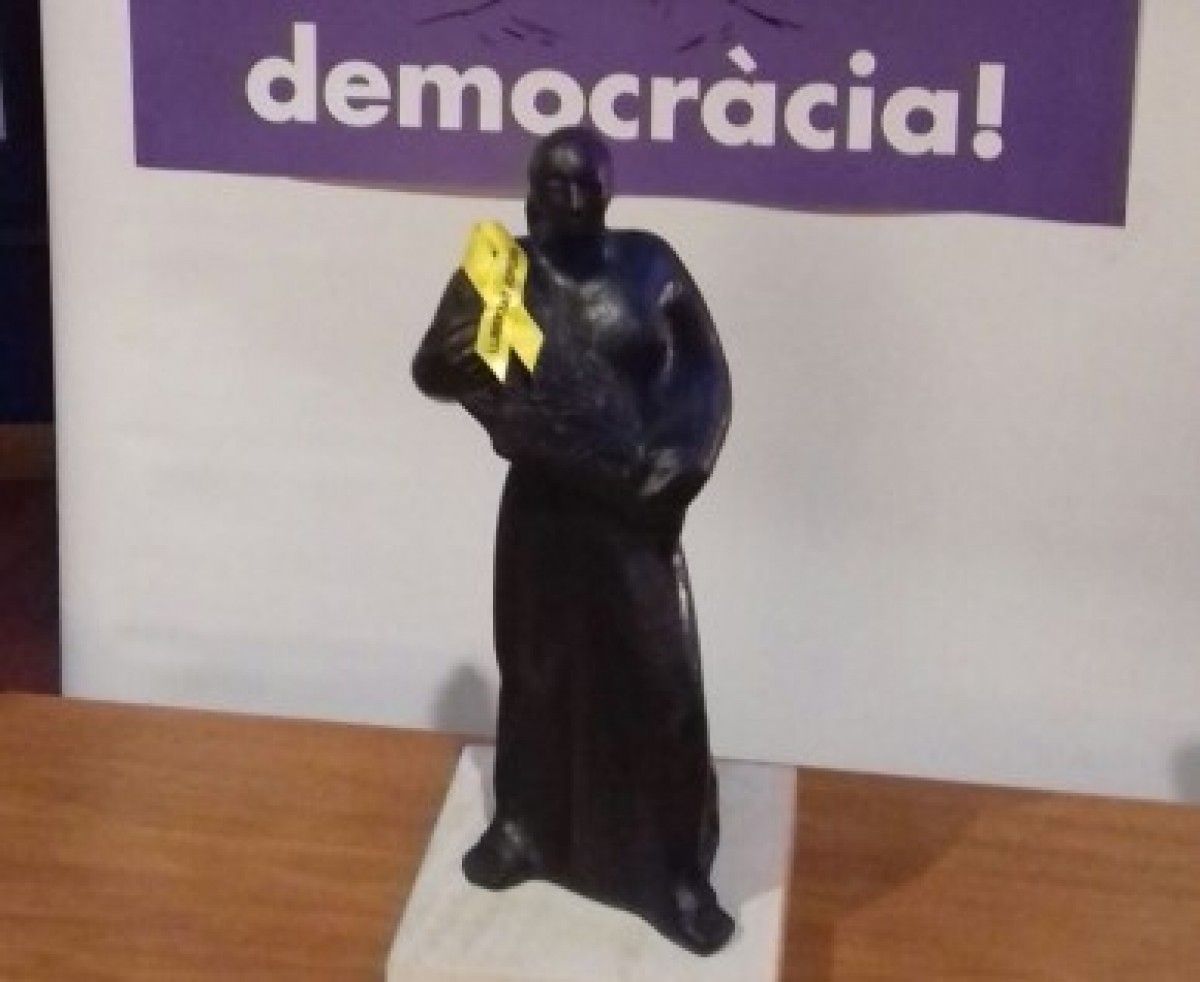 Imatge del trofeu amb el llaç de solidaritat amb els Jordis i els membres del govern cessat