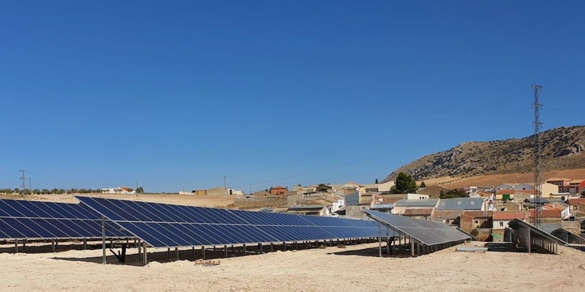 Panells fotovoltaics en una planta solar