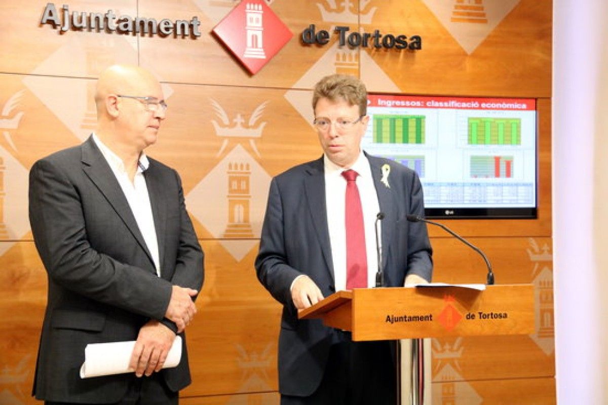 L'alcalde de Tortosa, Ferran Bel, i el regidor d'Hisenda, Marià Martínez, presentant els pressuposts de 2018 del consistori