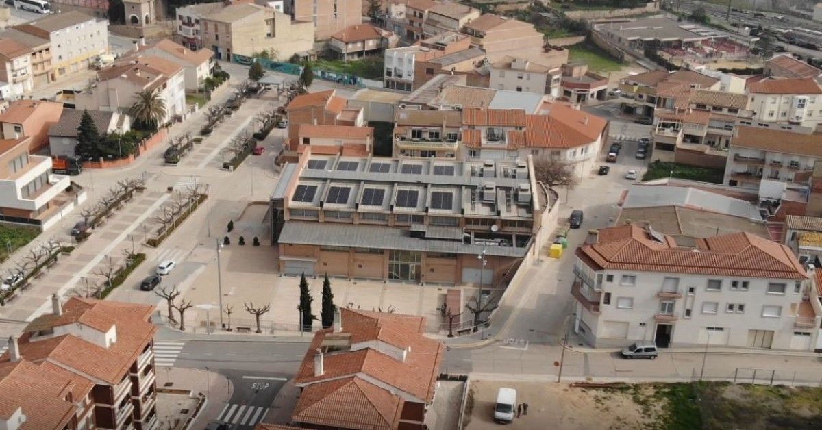 Vista aèria de les plaques fotovoltaiques del Casal Municipal d'Ascó