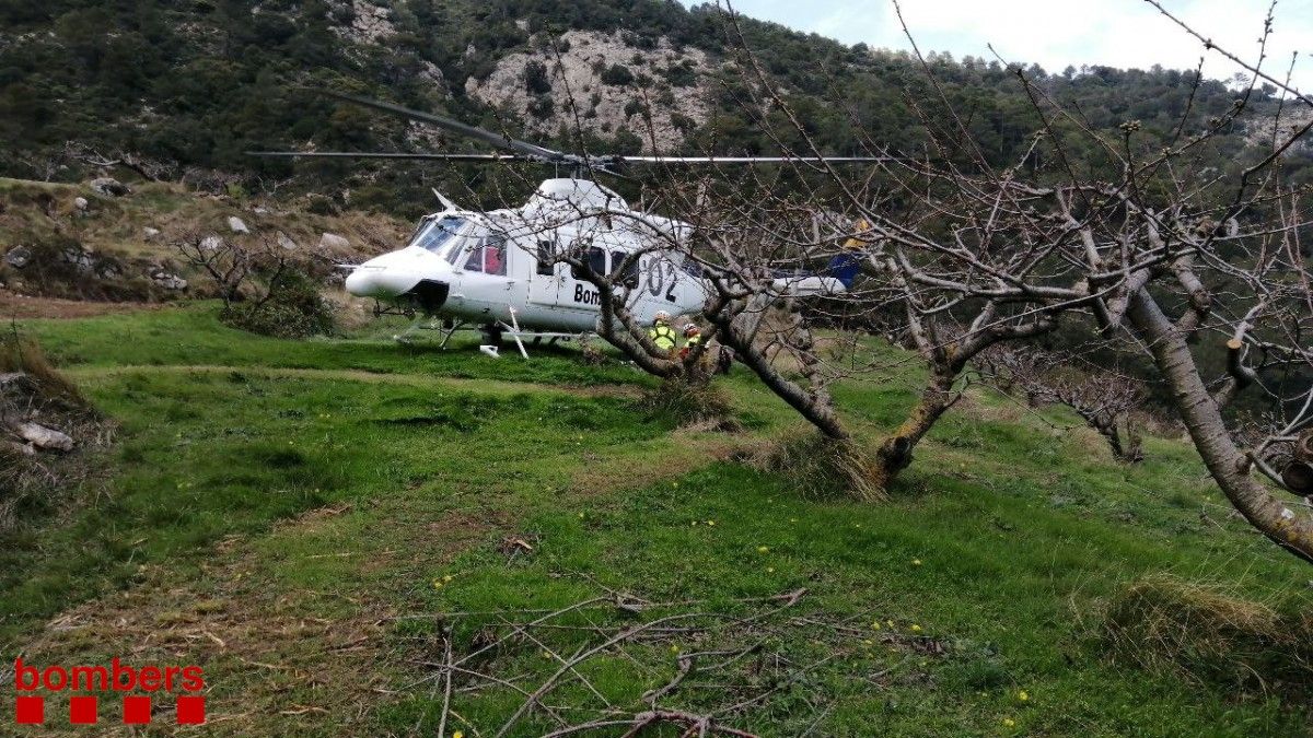 Els Bombers han enviat un helicòpter mèdic a la muntanya de Paüls per rescatar l'excursionista