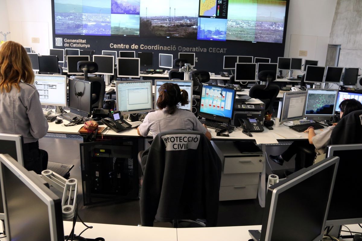Pla general de la sala del Centre de Coordinació Operativa de Catalunya CECAT de Protecció Civil, dins de l'edifici 112 a Reus, durant la prova de sirenes de risc químic.