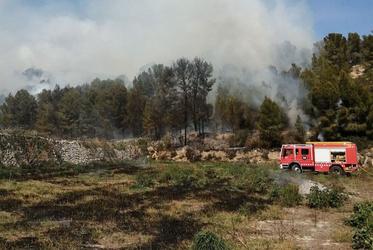Un camió dels Bombers prop de la zona de l'incendi al Mas del Moro de Miravet.