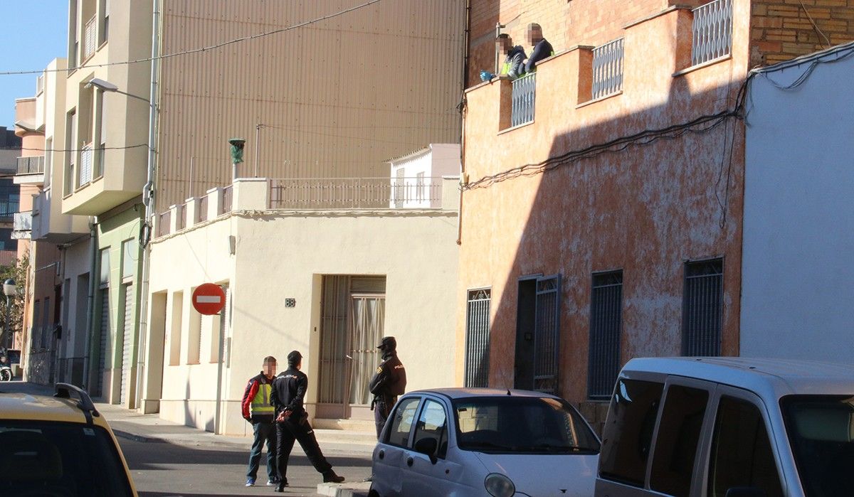 Vista general del desplegament policial per a l'escorcoll de la policia espanyola al barri del Grau d'Amposta. 