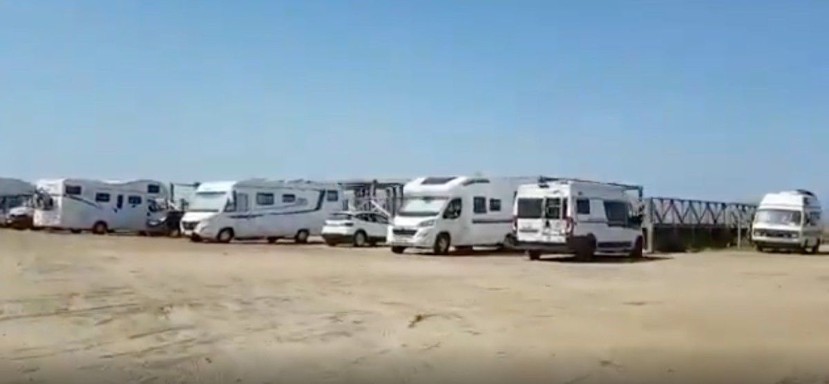 Frame d'un vídeo publicat a les xarxes socials este cap de setmana, on es veu la platja del Trabucador plena de vehicles.