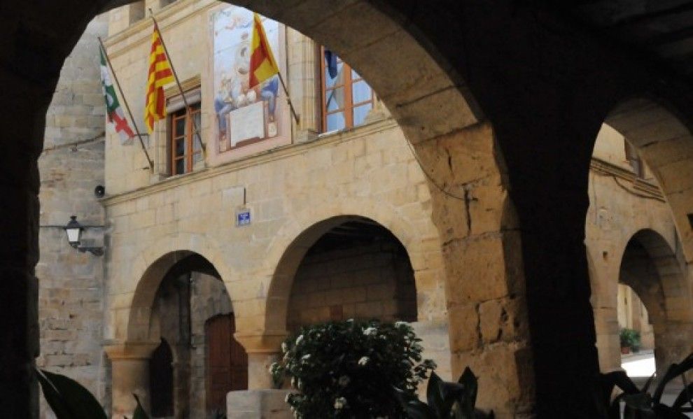 Vista de la façana de l'Ajuntament d'Horta de Sant Joan.