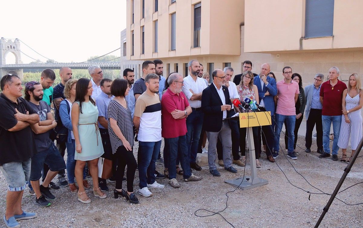 Alcaldes, regidors i diputats d'ERC a les Terres de l'Ebre en una roda de premsa sobre els correbous a la zona del castell d'Amposta.