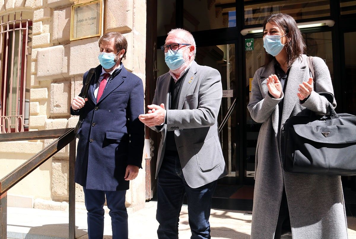 Gas i el seus advocats, a la sortida de la primera vista del seu judici per desobediència l'1-O, als jutjats penals de Tortosa.