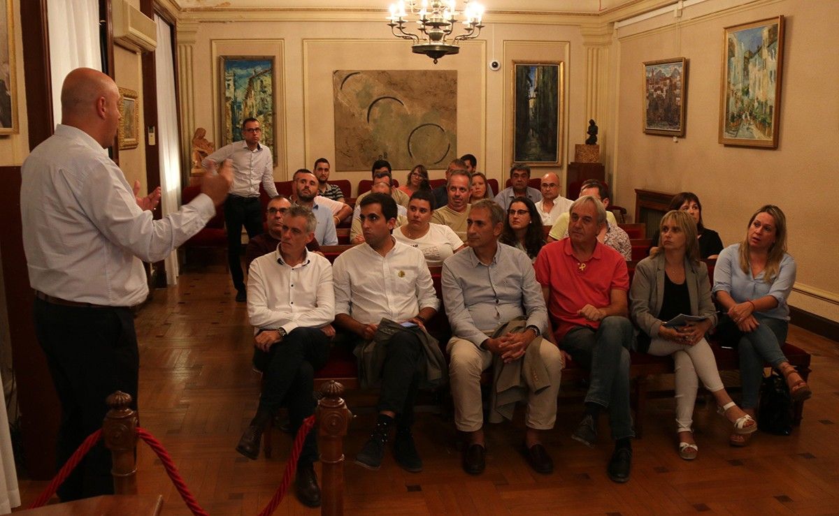 Pla general de la reunió d'alcaldes de municipis taurins a la sala de plens de l'Ajuntament d'Amposta