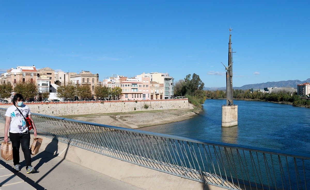El monument franquista de Tortosa vist des del Pont de l'Estat.
