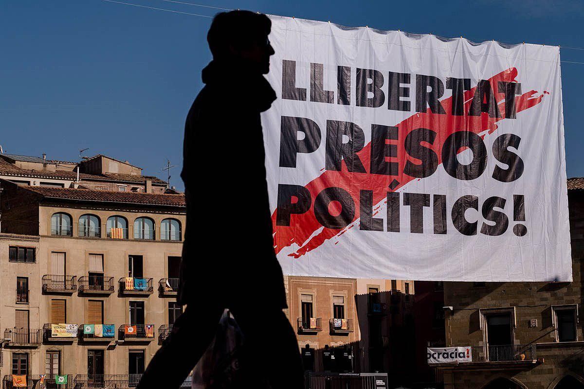 Pancarta reclamant la llibertat dels presos polítics.