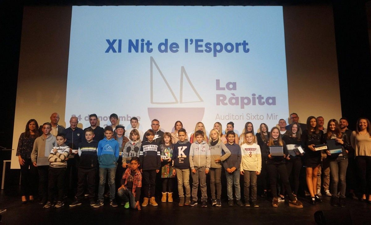 Foto de grup amb tots els premiats en la Nit de l'Esport rapitenc.