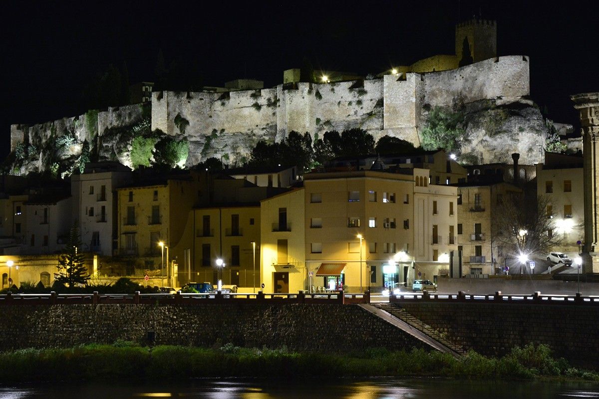 El nou enllumenat del castell, junt al de la Catedral i palau episcopal, ofereixen una nova imatge de la façana fluvial de Tortosa a la nit.