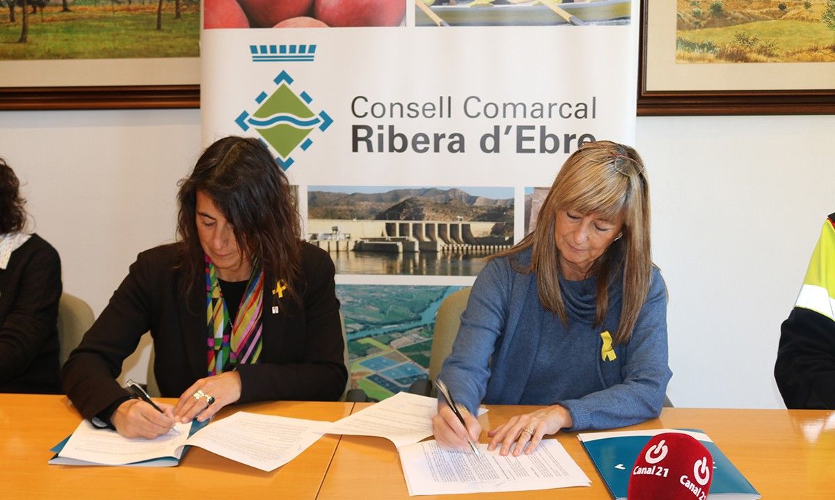 Signatura del conveni entre la presidenta del Consell Comarcal de la Ribera d'Ebre, Gemma Carim, i la directora general d’Igualtat, Mireia Mata.